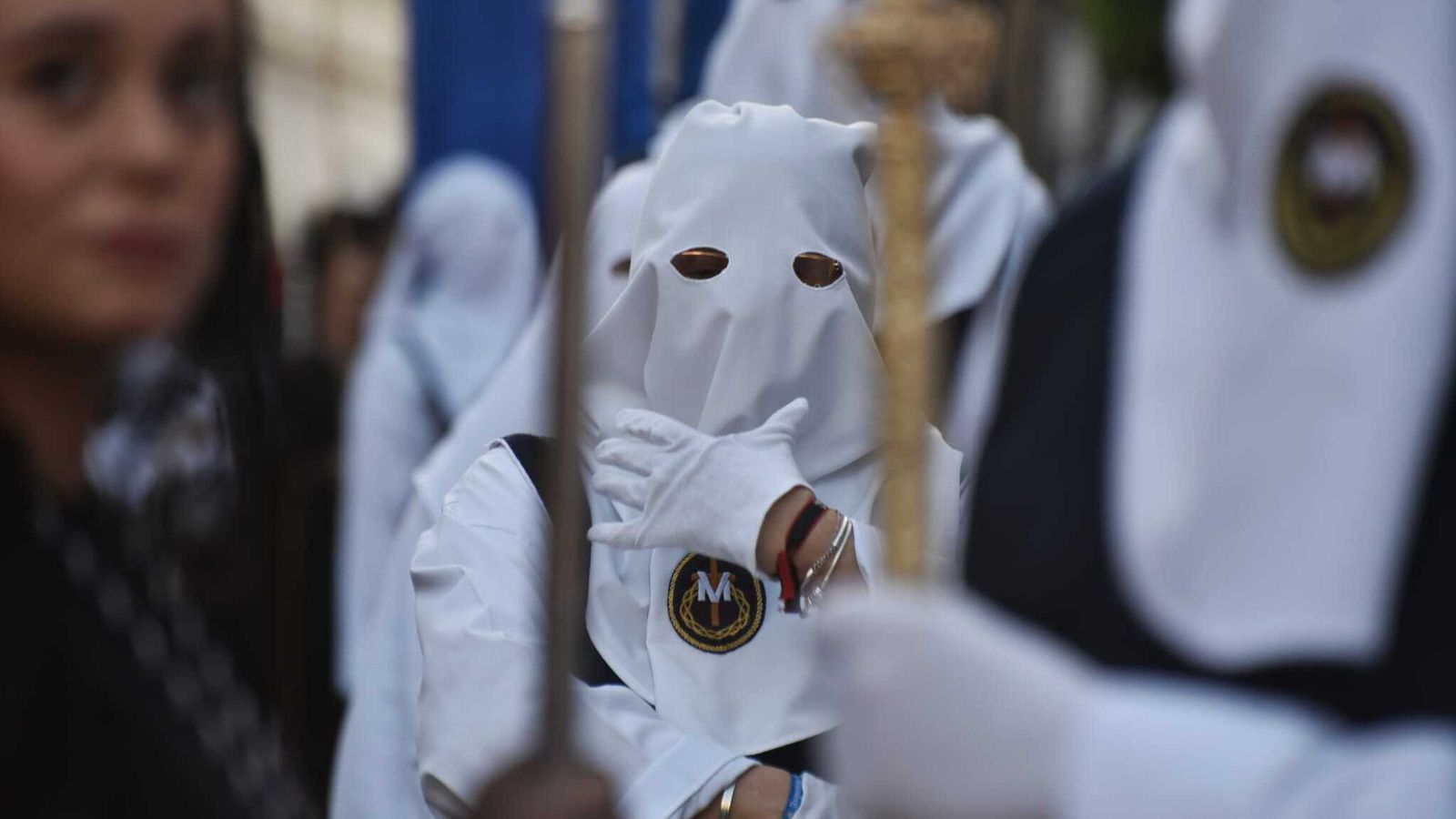 Uno de los penitentes del paso de las Angustias.