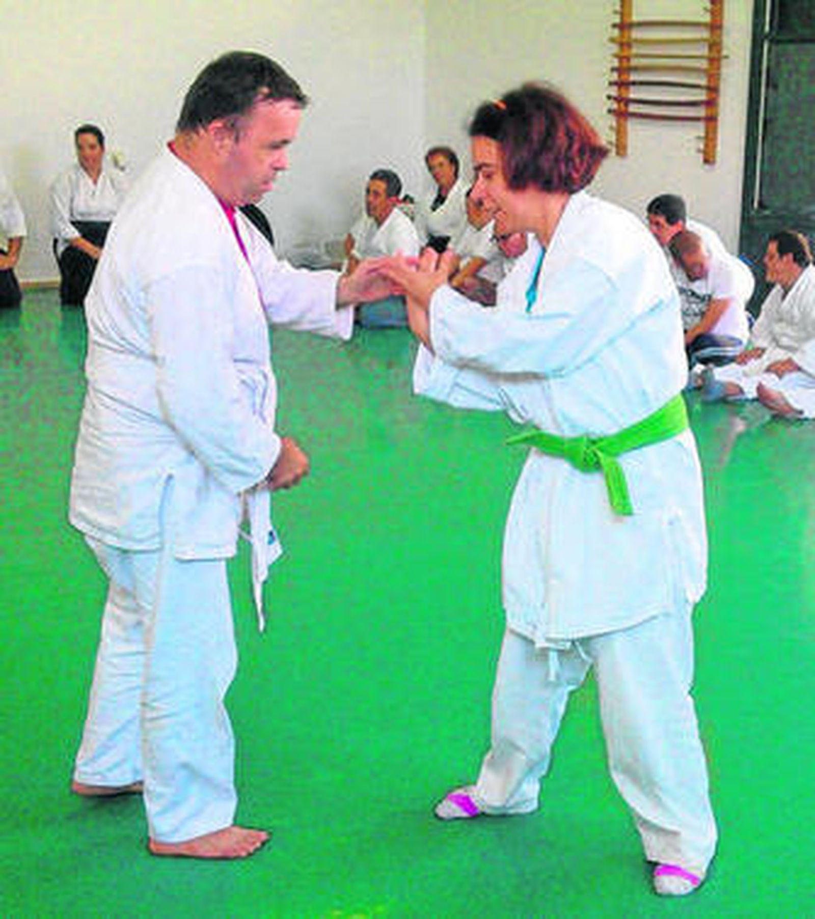 Dos alumnos del centro Asprodeme, en una de las clases de Aikido.