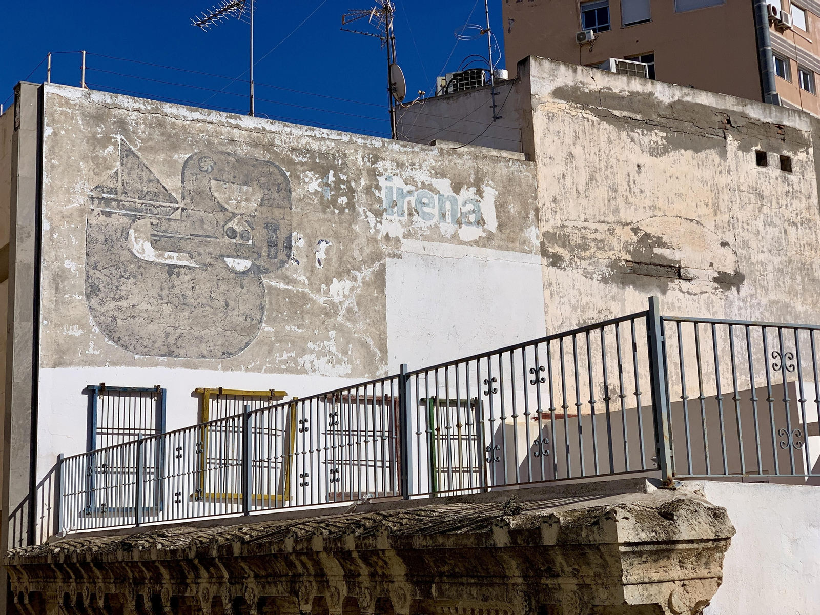 Estado actual del logo de La Sirena, en una de las medianeras de la calle Las Tiendas.