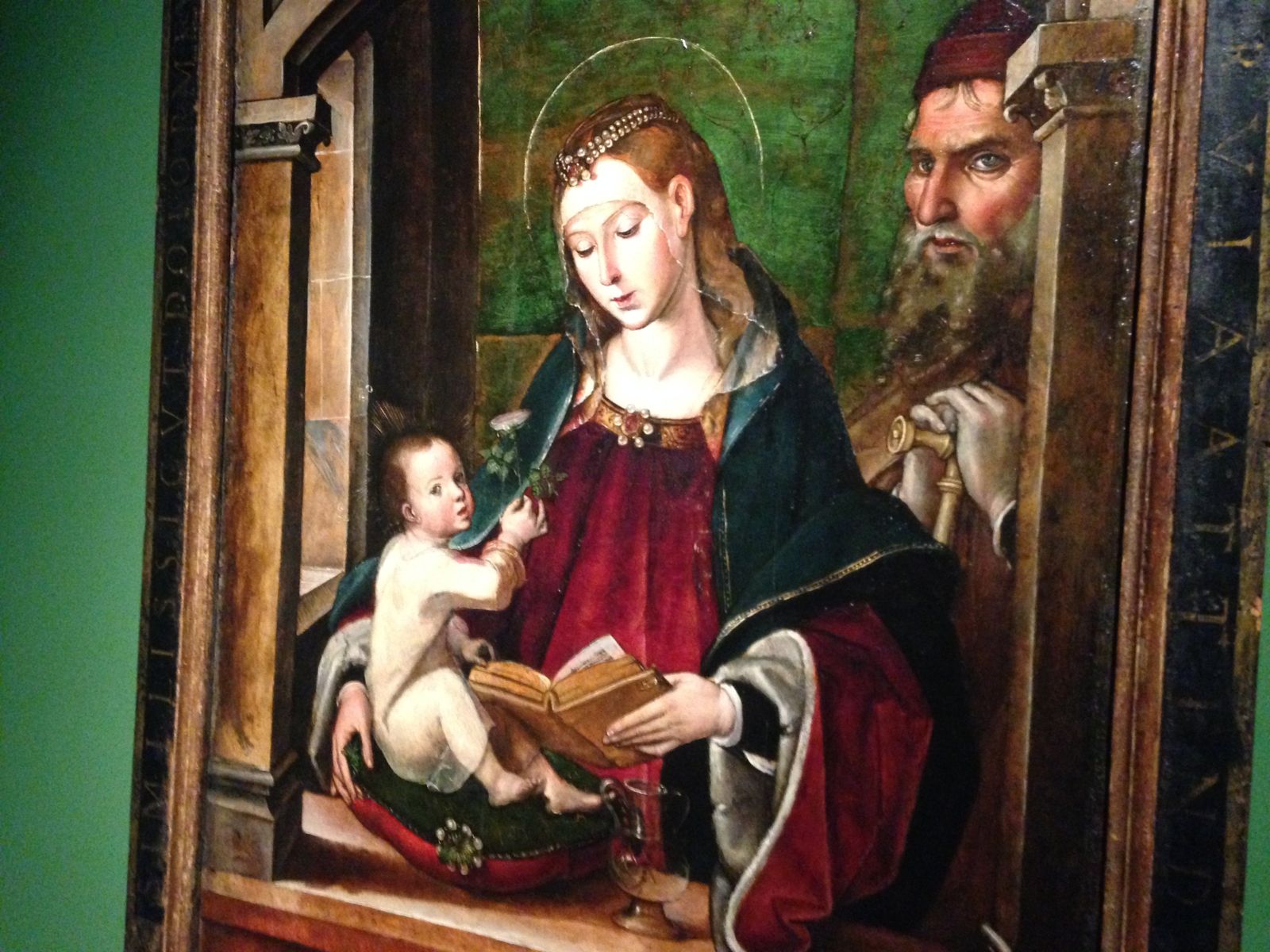 1. 'Sagrada Familia', 1500, de Pedro Berruguete, imagen del catálogo. 2. 'Cristo crucificado', talla policromada de comienzos del siglo XIV. 3. Conjunto escultórico 'José de Arimatea y Nicodemo' y 'Alegoría de la Iglesia y el Ángel',  año 1300. 4. 'Piedad' de Alejo de Vahía, 1500. 5. Gemma del Corral y Francisco de la Torre delante de 'Santa María Magdalena' de Huguet. 6. El tigre de Zhang Huan. 7. 'En el hipódromo', de Ramón Casas, 1900. 8. Las piezas de Plensa y Barceló. 9. 'Virgen de la Leche', de 1300. 10. Retratos de mujer de Togores y Domínguez.