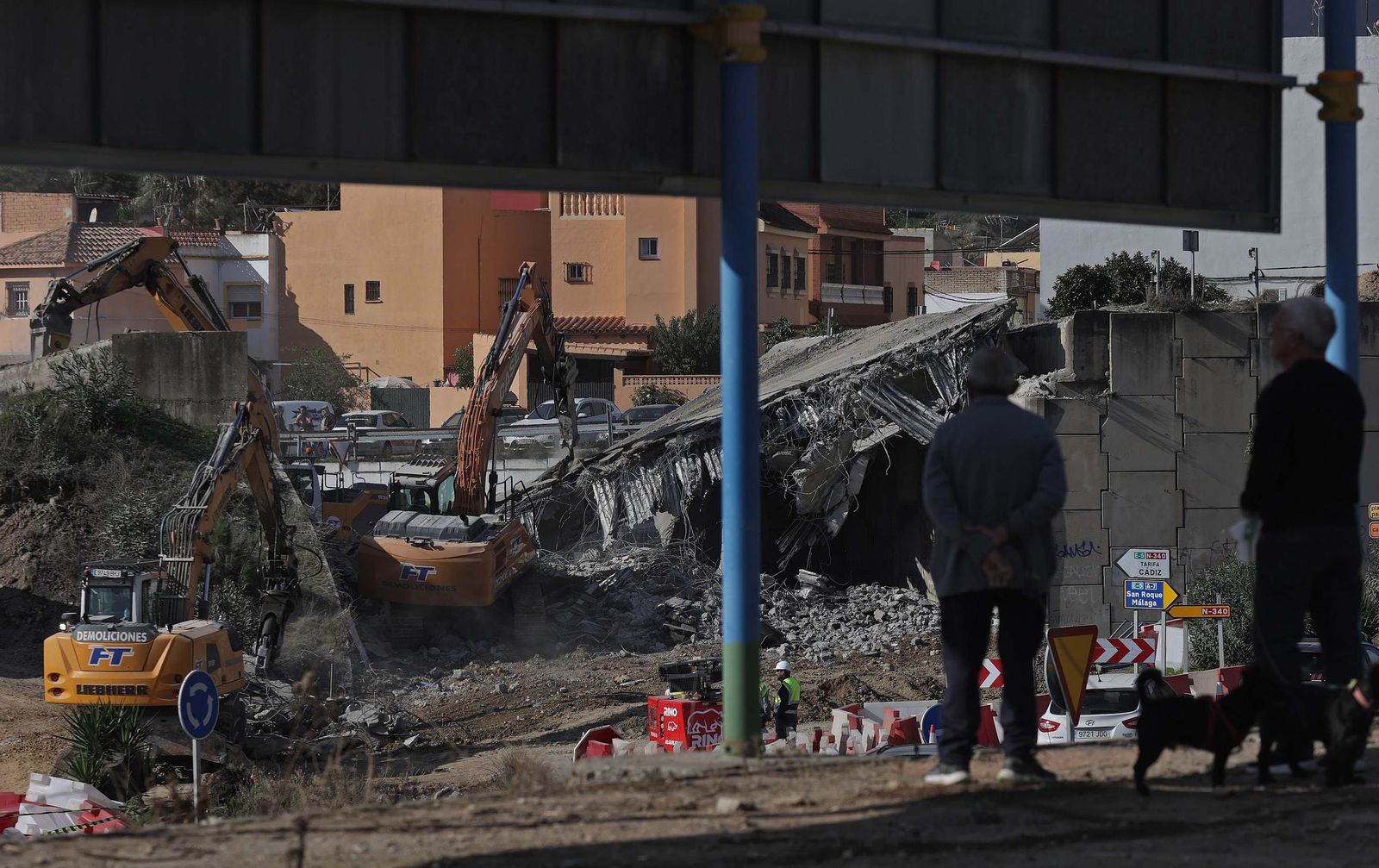 Fotos de la demolición del puente de Los Pastores en Algeciras