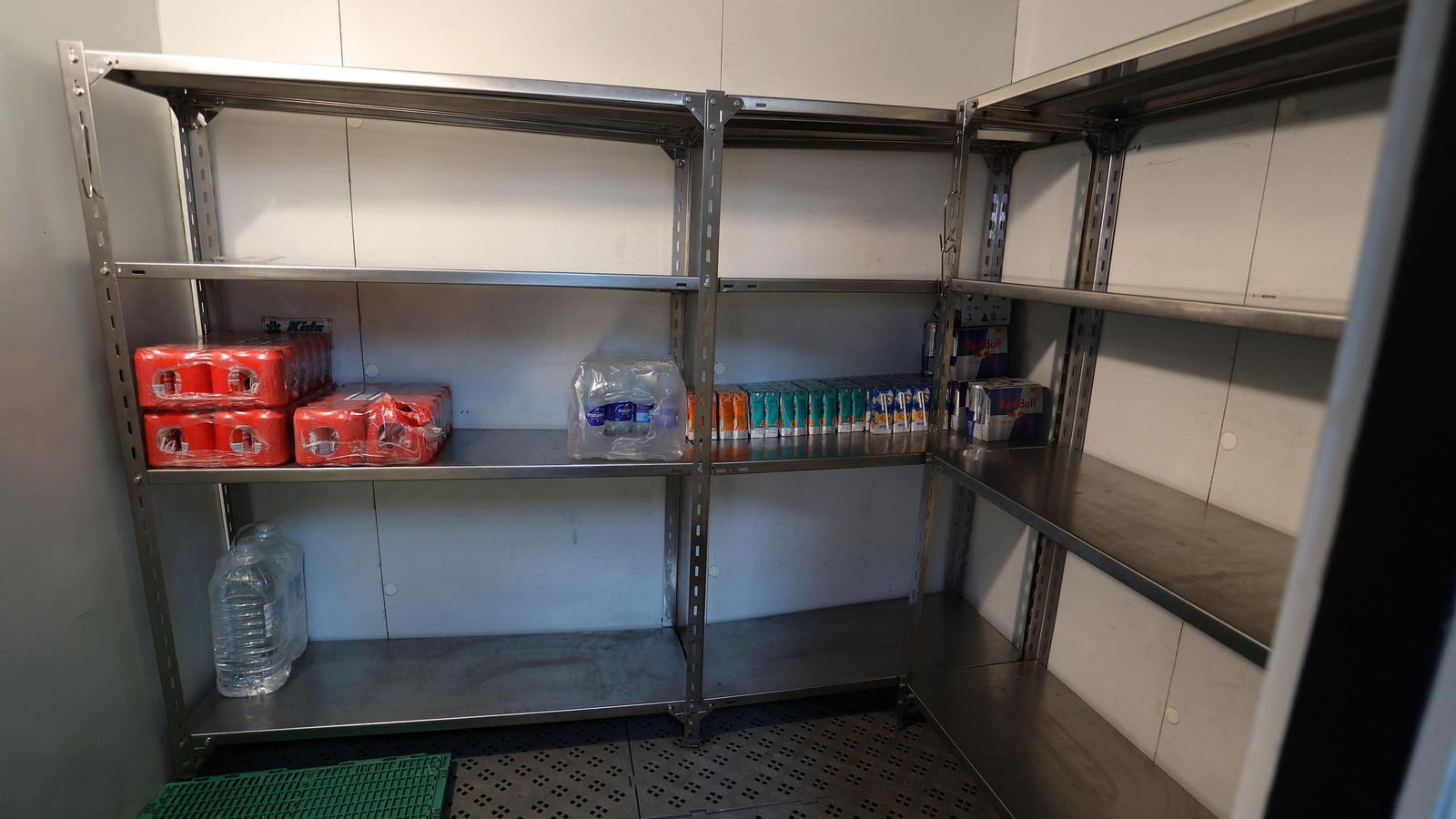 Interior de la nevera vacía en el Comedor El Salvador.