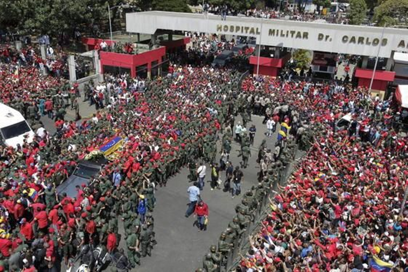 Multitudinario traslado del féretro de Chávez por las calles de Caracas.

Foto: Efe