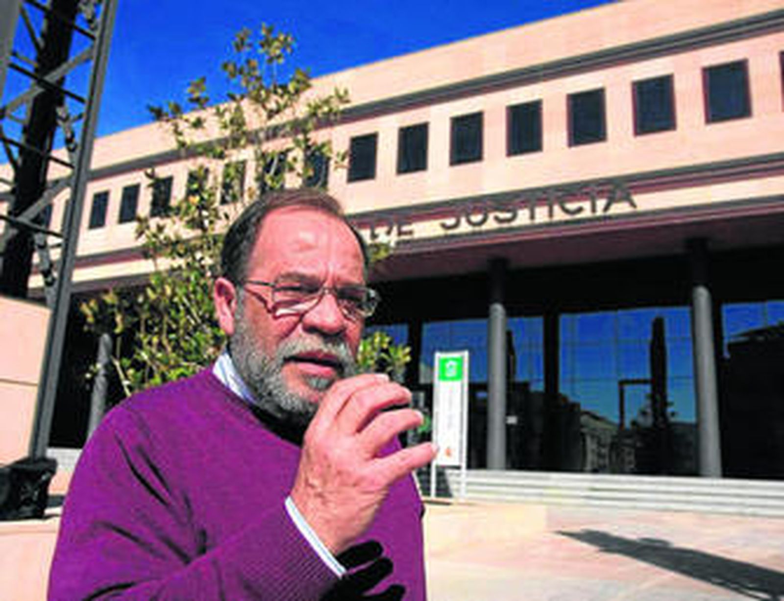 El alcalde de Benaoján, ayer en la puerta del juzgado de Ronda.