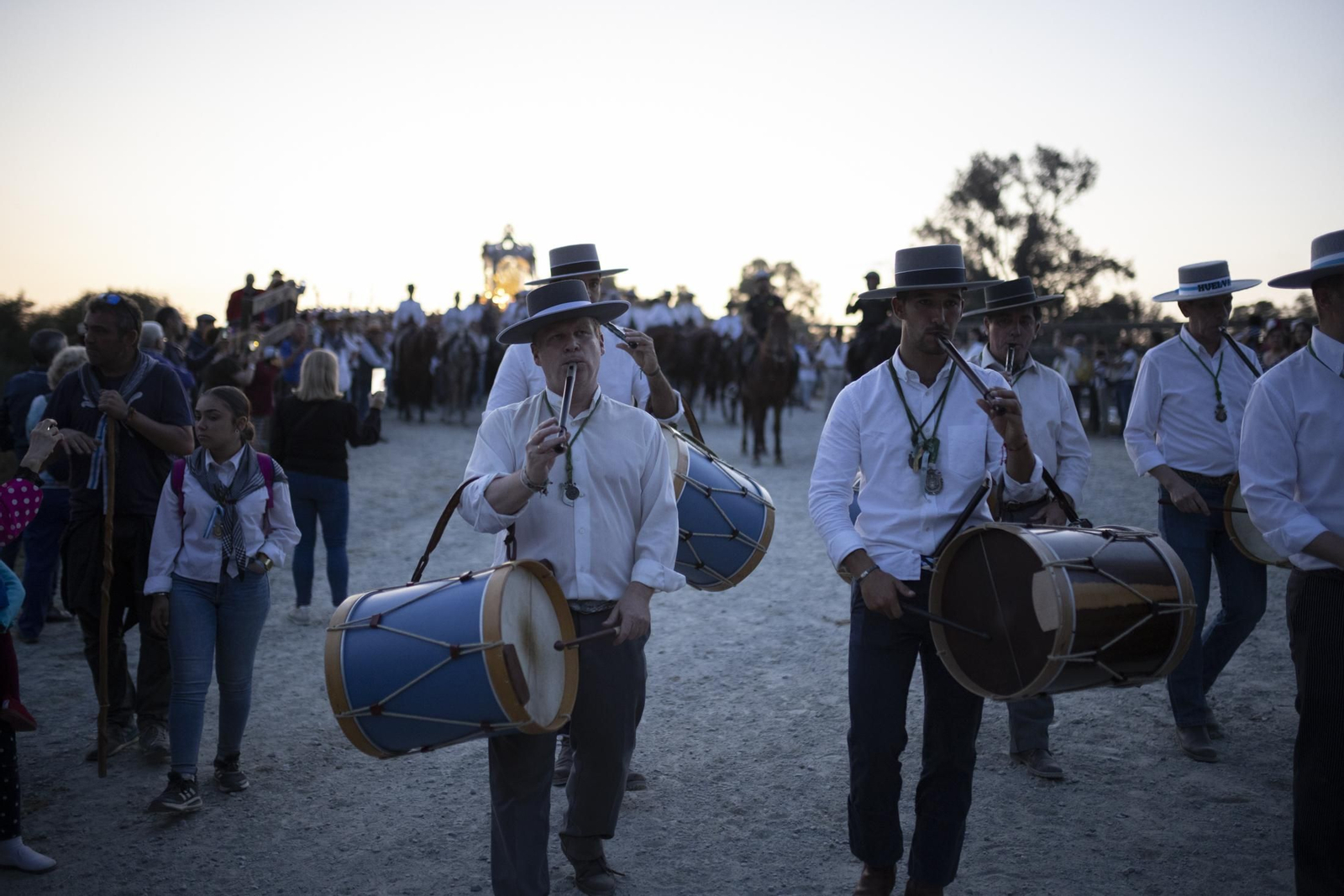 El Rocío 2023: Imágenes de la entrada de la Hermandad de Huelva en El Rocío