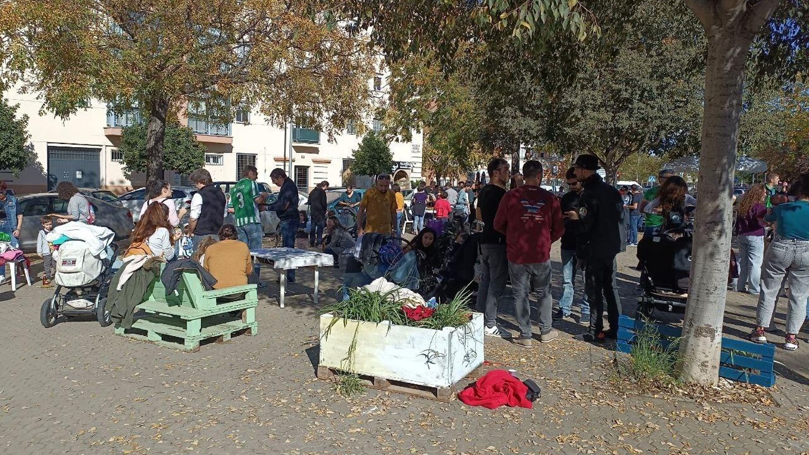 Vecinos realizan actividades en la plaza de calle Doctor Pedro Vallina