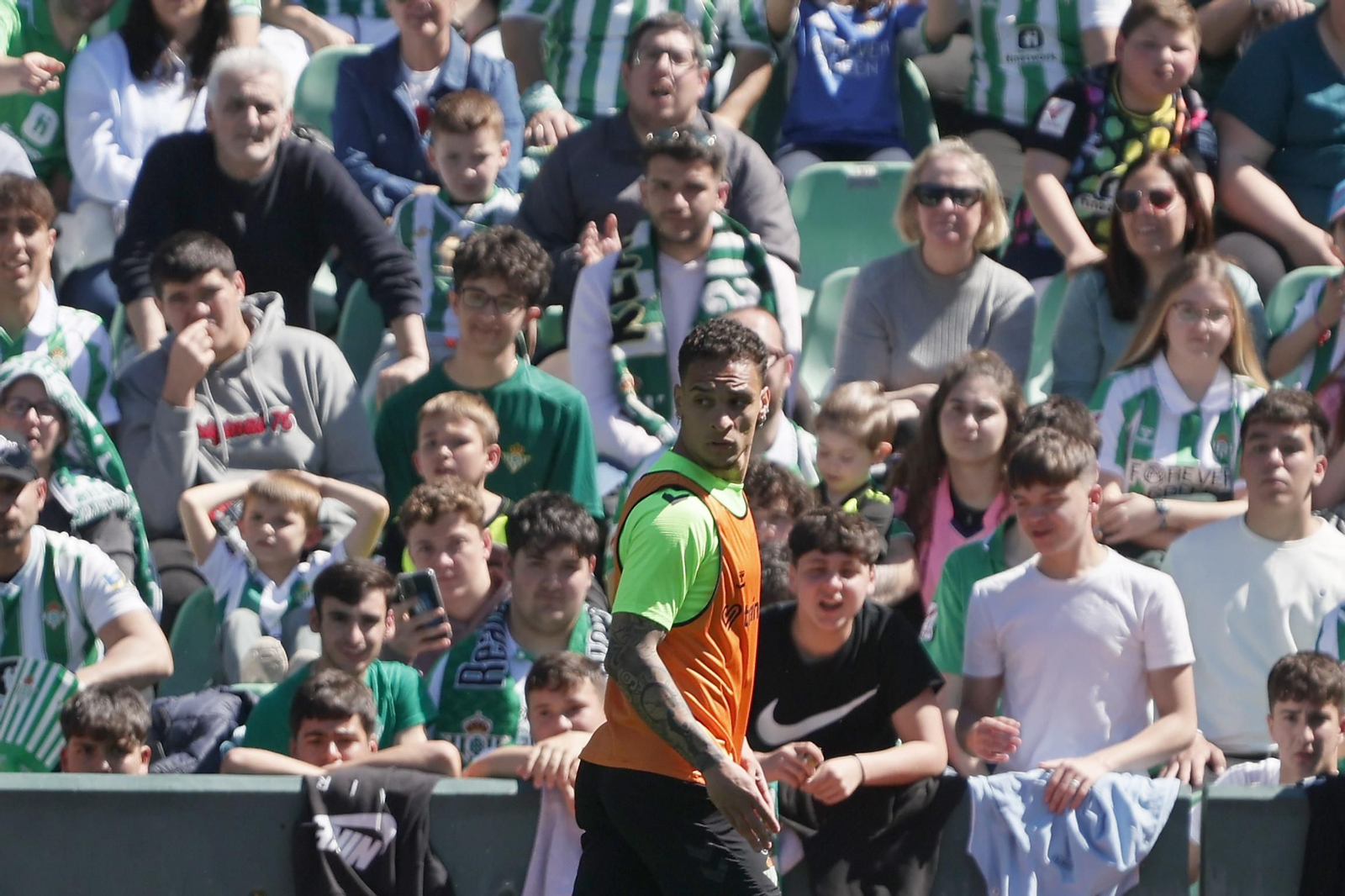 Las imágenes del gran ambiente en el entrenamiento del Betis