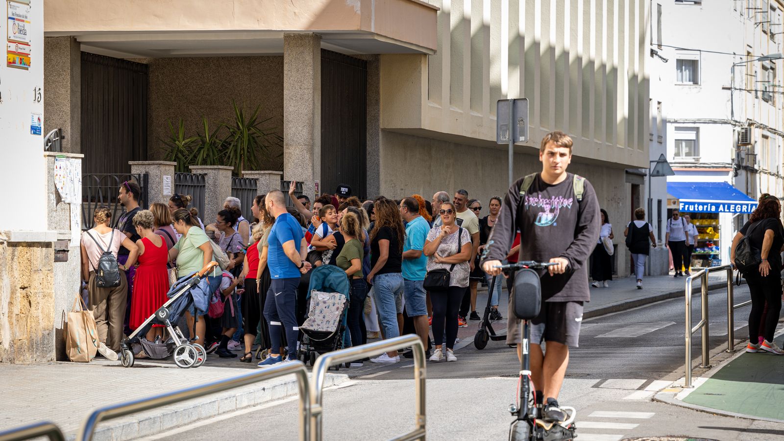 Padres a la espera de sus hijos a la salida del Rebaño de María, en la calle Trille.
