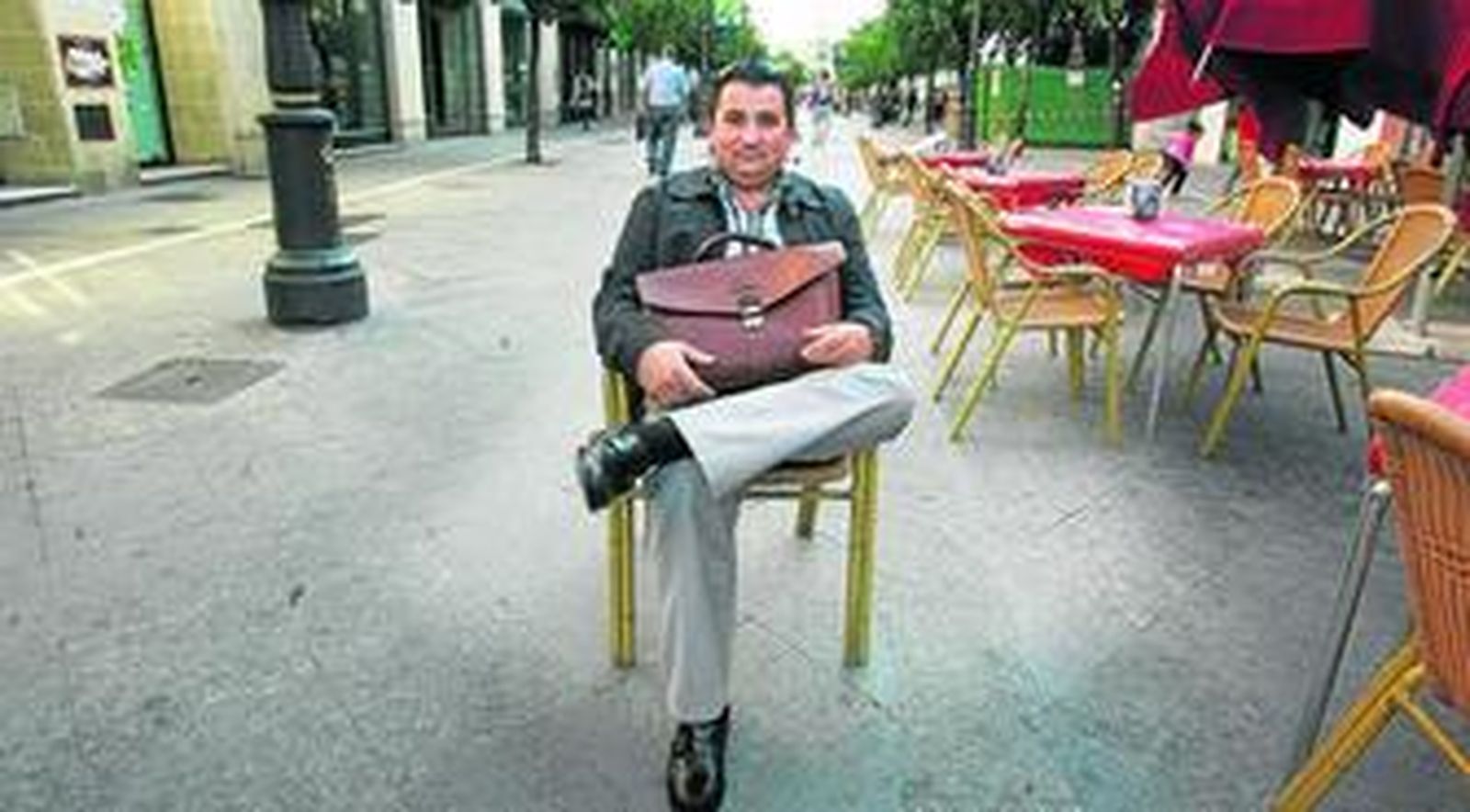 Grimaldi, sentado en el centro, tras hablar de su situación.