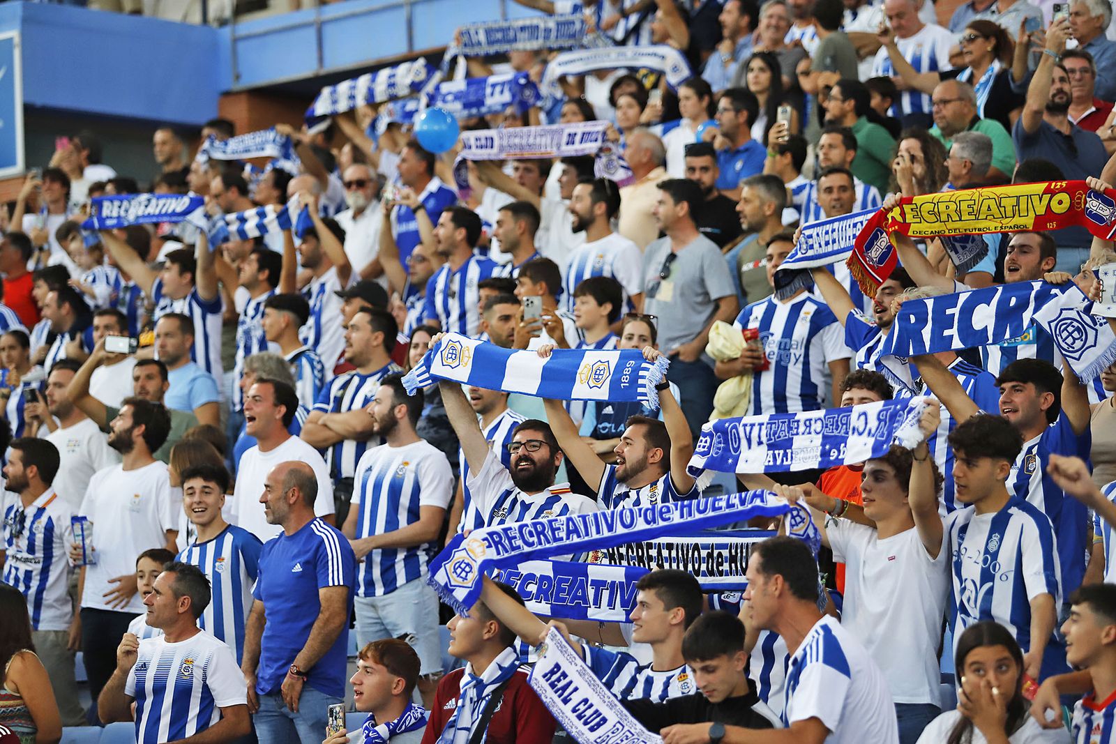 Ambiente en las gradas del Nuevo Colombino en el Recreativo de Huelva y Málaga