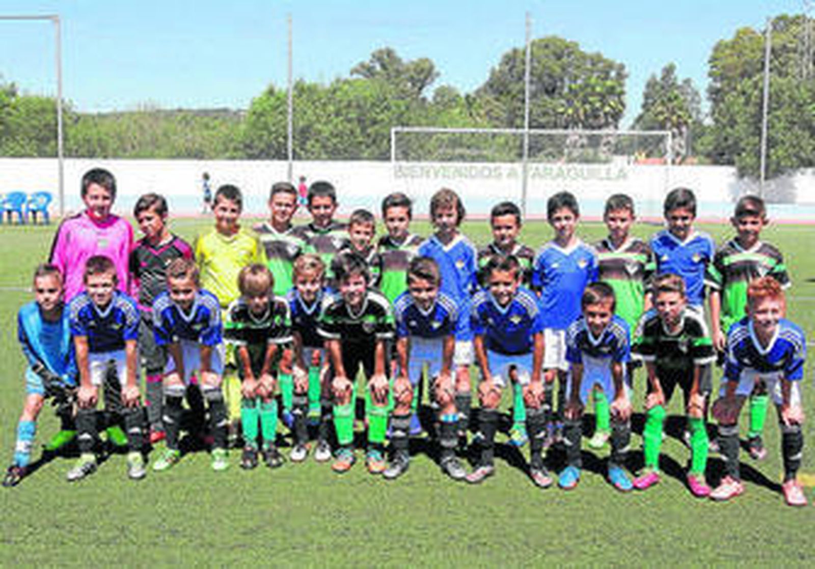 Los jugadores de AD Taraguilla y Real Betis posan antes del comienzo del encuentro.