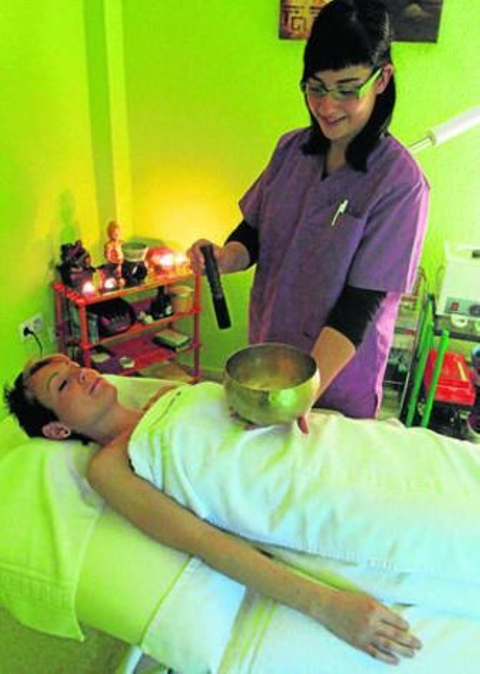 Blanca da uno de los masajes y, a la derecha, tratamiento de ictioterapia. Blanca da uno de los masajes y, a la derecha, tratamiento de ictioterapia.