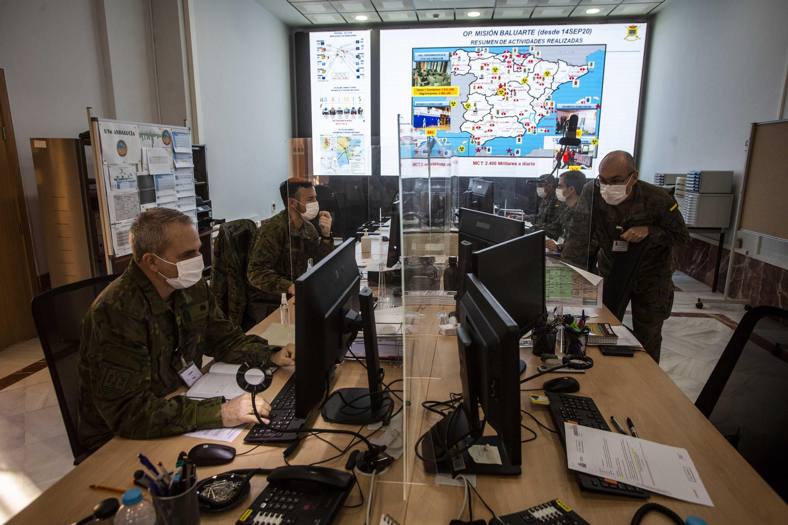 Militares trabajando en la sede de la Fuerza Terrestre, en Capitanía, este viernes,