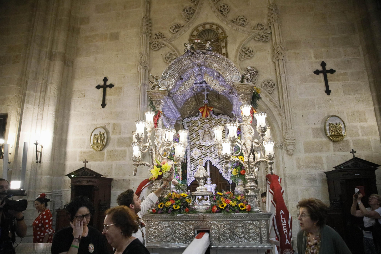 Imágenes de la salida  del Rocío desde la Catedral de Almería