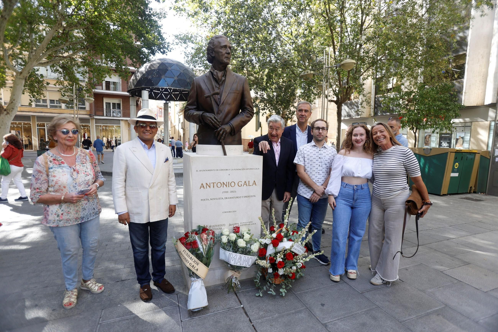 La ofrenda floral en honor a Antonio Gala, en imágenes