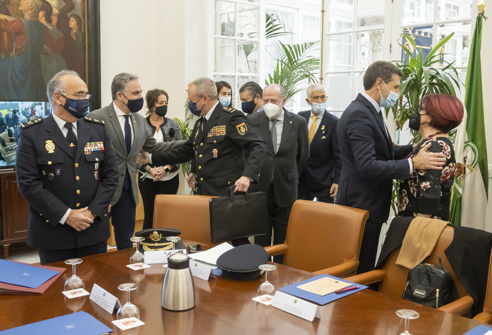 Elías Bendodo y Pedro Rodríguez saludan a representantes policiales al constituirse la comisión entre administraciones.