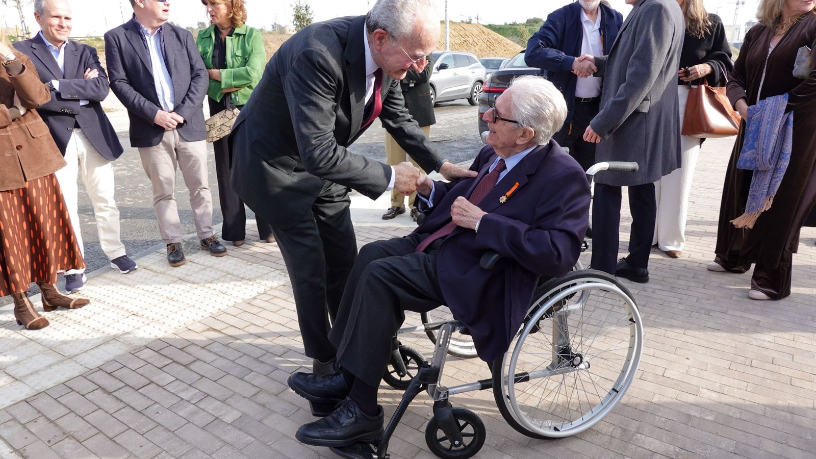 El profesor Victorio Valle junto al alcalde de Málaga, Francisco de la Torre, en la inauguración de la calle con su nombre