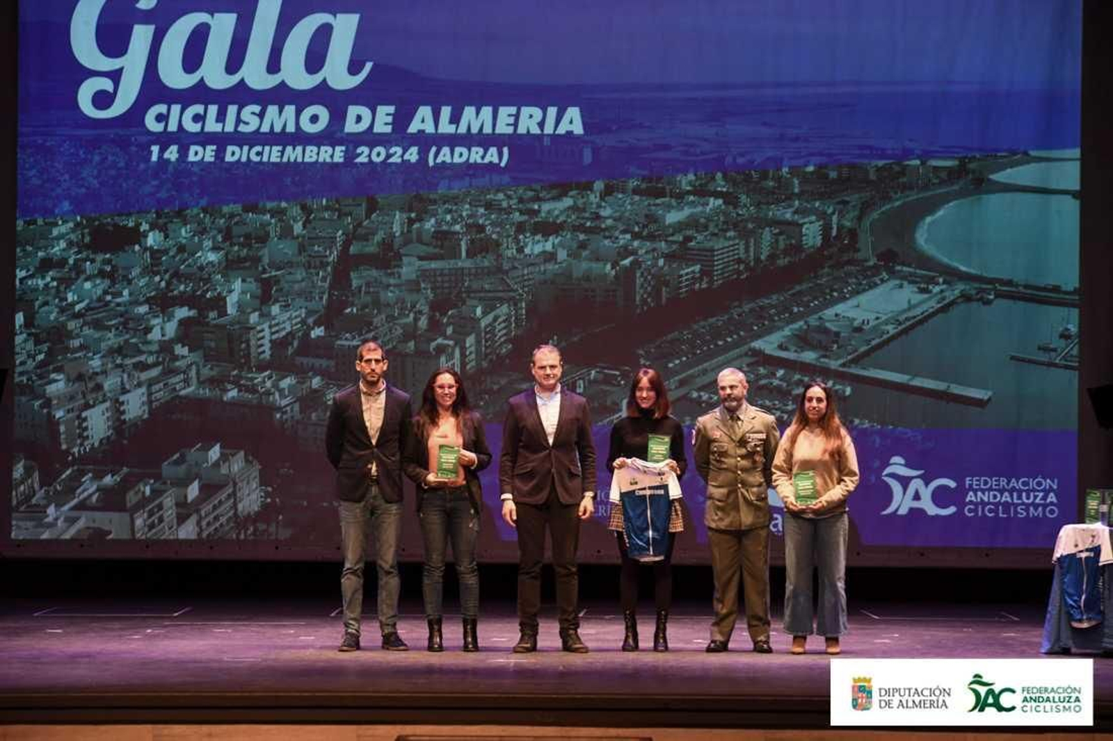 Algunos de los premiados recogen ssu premio sobre el escenario del Auditorio Ciudad de Adra.