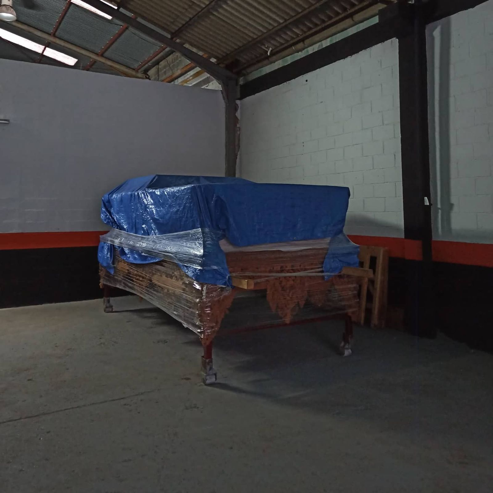 El paso de misterio de Ecce-Homo, en la nave de la Zona Franca alquilada a las cofradías.