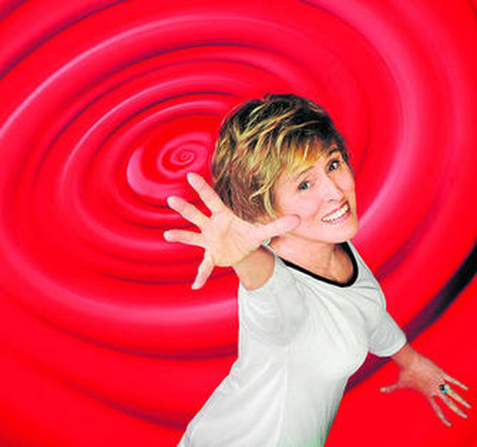 Mercedes Milá, la incombustible presentadora de 'Gran Hermano', ante una pantalla con parte del logo del espacio.