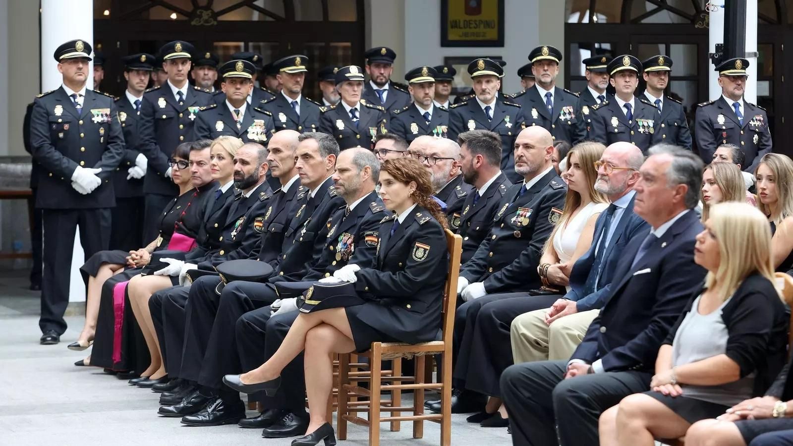 Asistentes al acto de entrega de medallas de la Policía Nacional en Bodegas Estévez.
