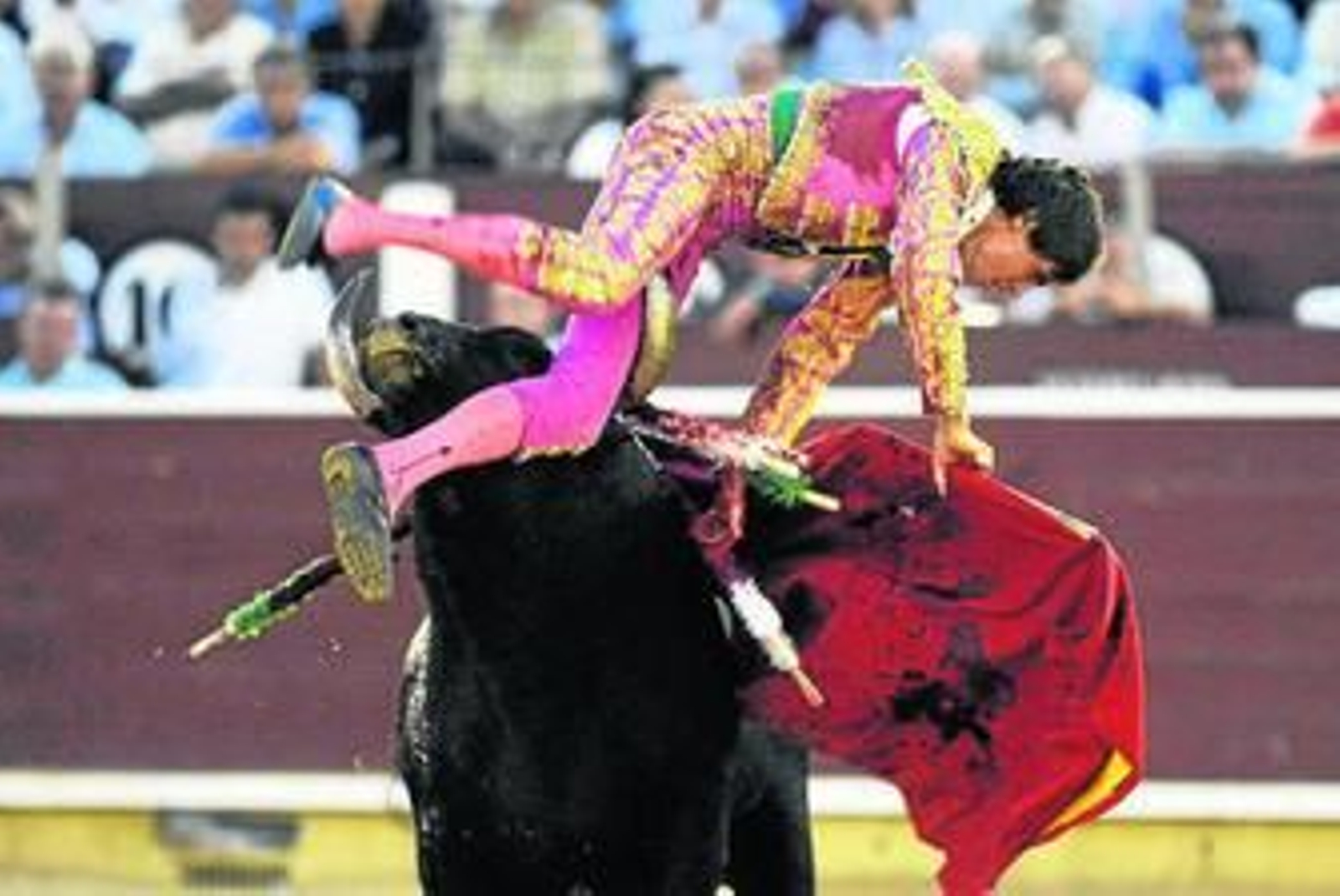 Tendero resulta cogido por el sexto toro de la tarde.