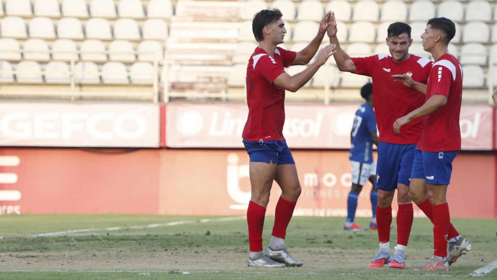 Iván Turrillo y Rastrojo felicitan a Manín en pretemporada.