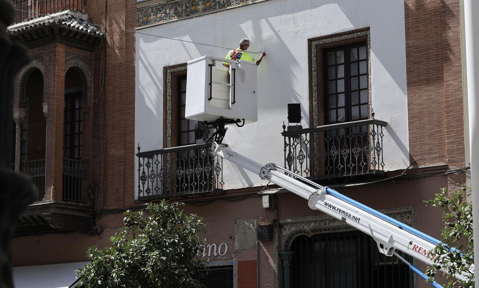 Pintura para bajar el impacto de los toldos de la Avenida