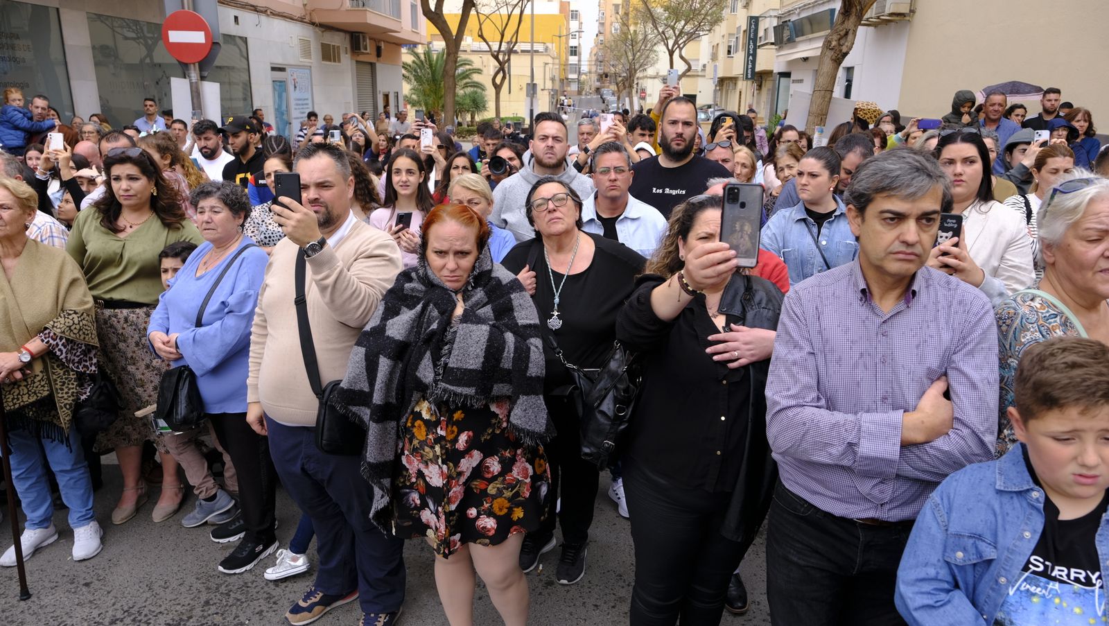 La Procesión de Los Ángeles de sobrepuso a la lluvia, en imágenes