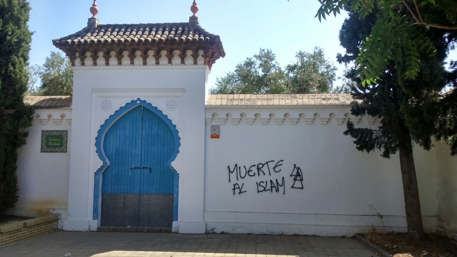 Fachada del cementerio musulmán con un mensaje islamófobo.