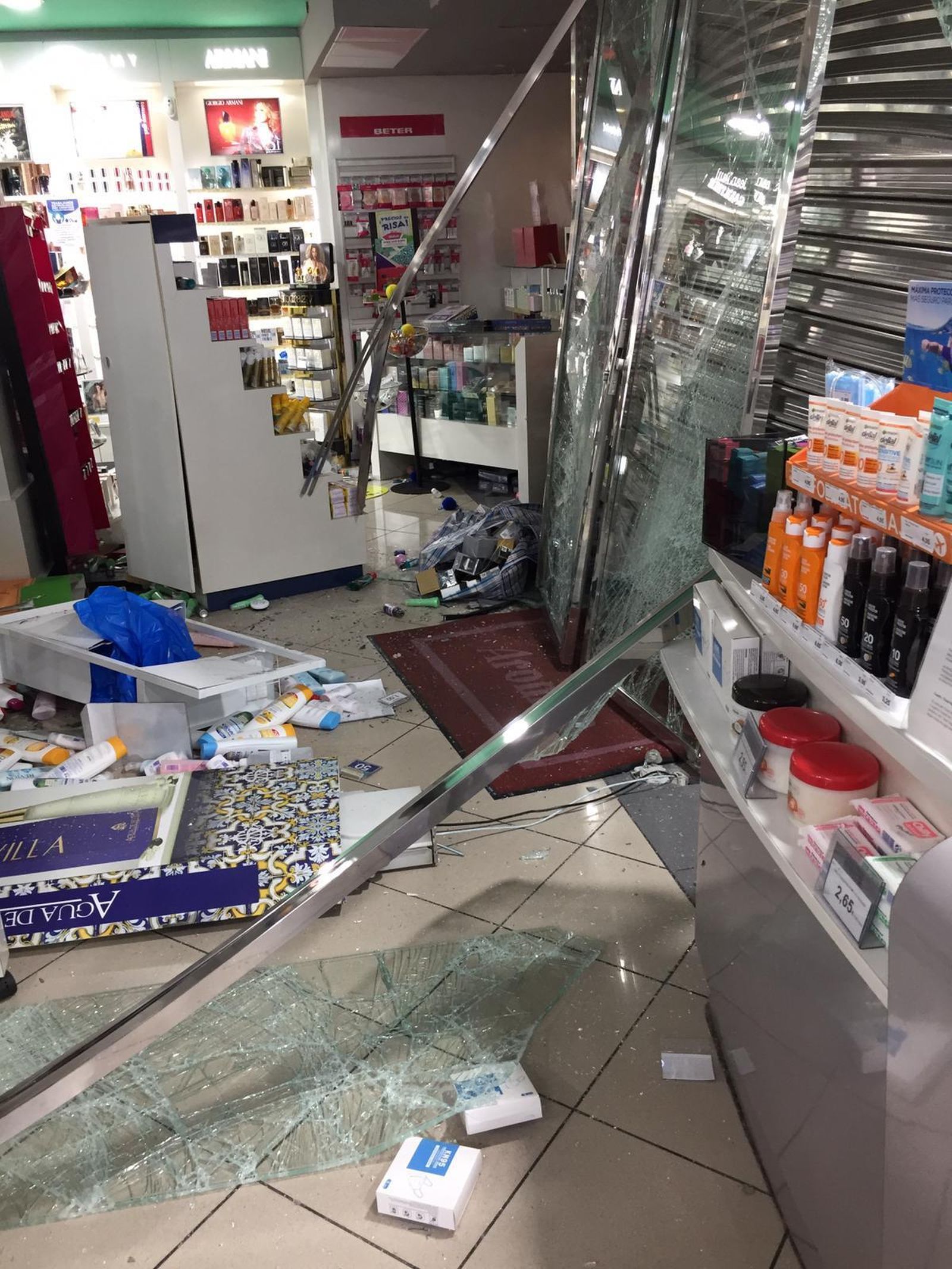 Destrozos en el interior de la tienda.