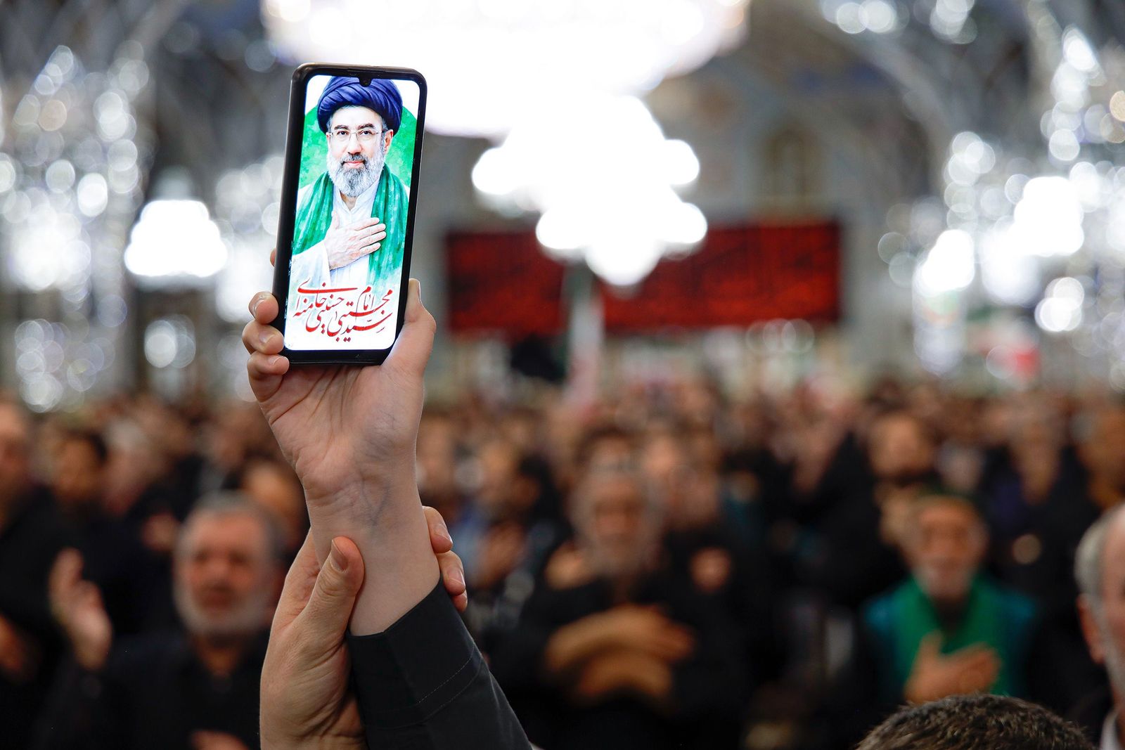 Una foto de Mojtaba Jamenei en un móvil durante una manifestación en Teherán.