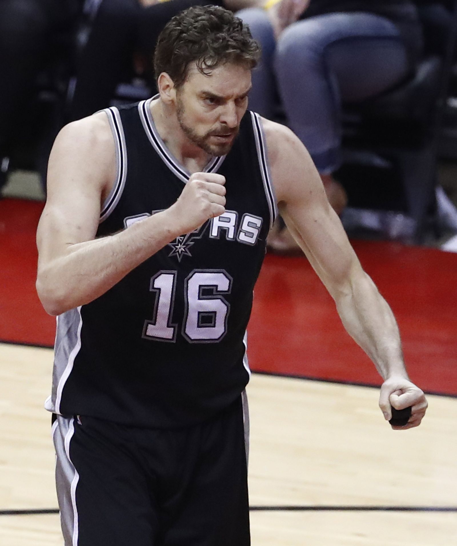 Pau Gasol, con rostro serio, en un momento del partido.