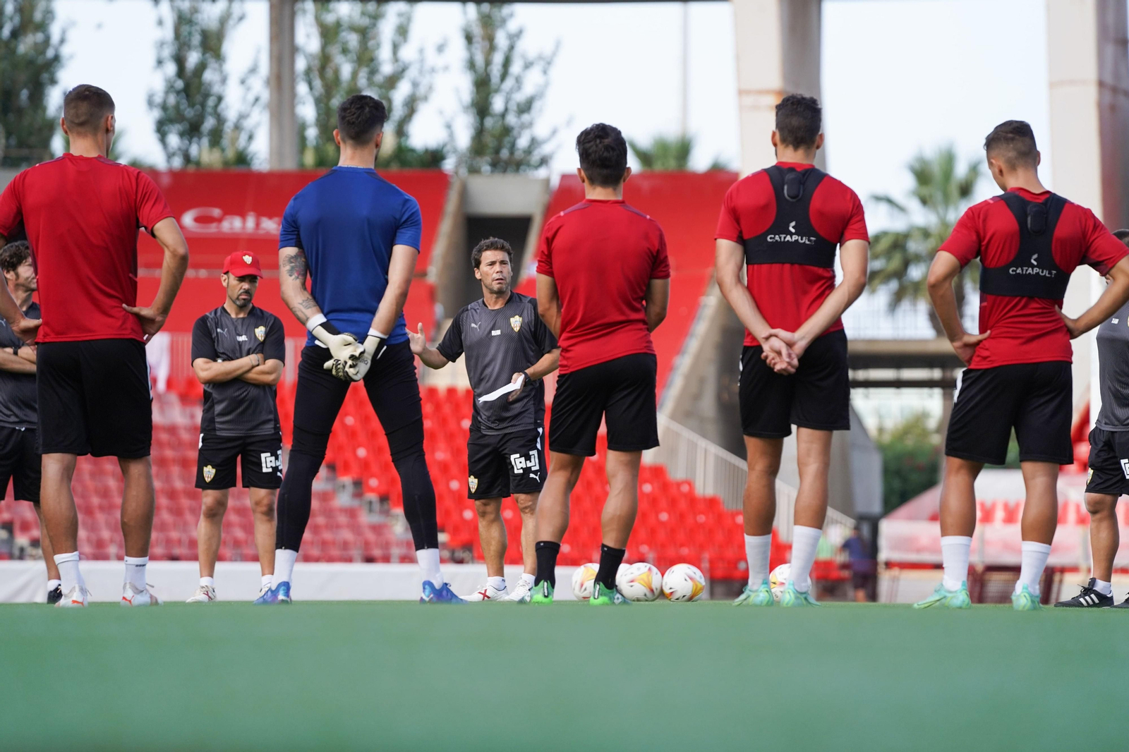 Rubi hablando a sus jugadores esta mañana.