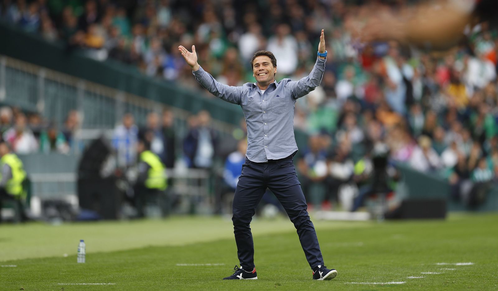 Rubi levanta los brazos en el área técnica.