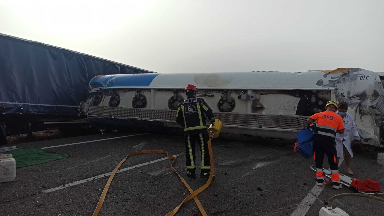 Los cuerpos de emergencias intervienen tras el accidente.