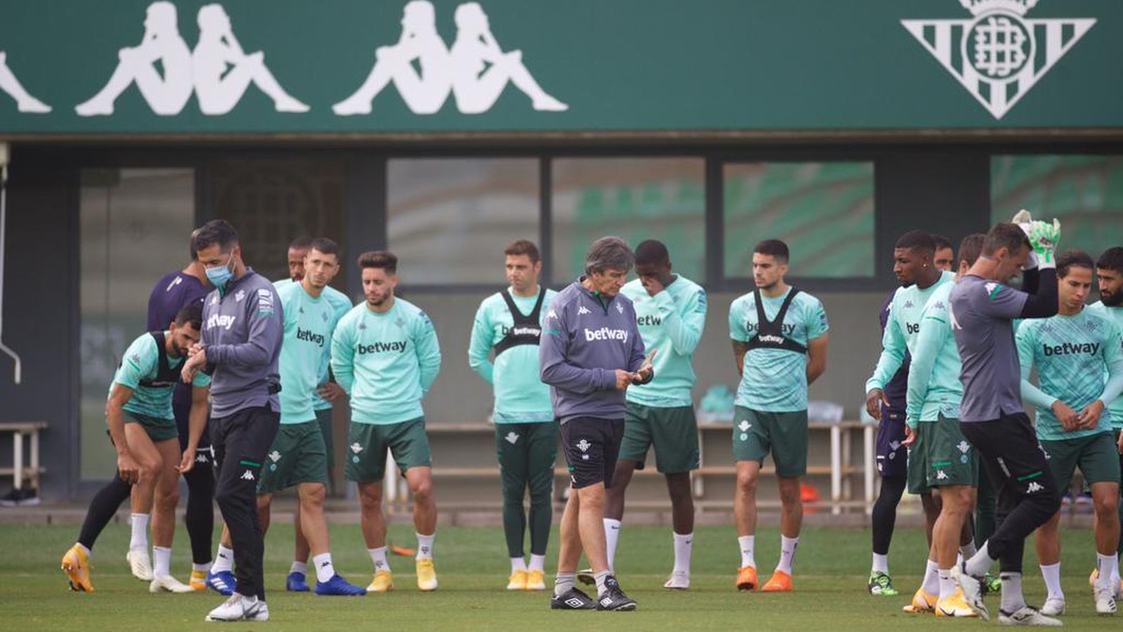 Los futbolistas, con Pellegrini, antes del inicio del trabajo.