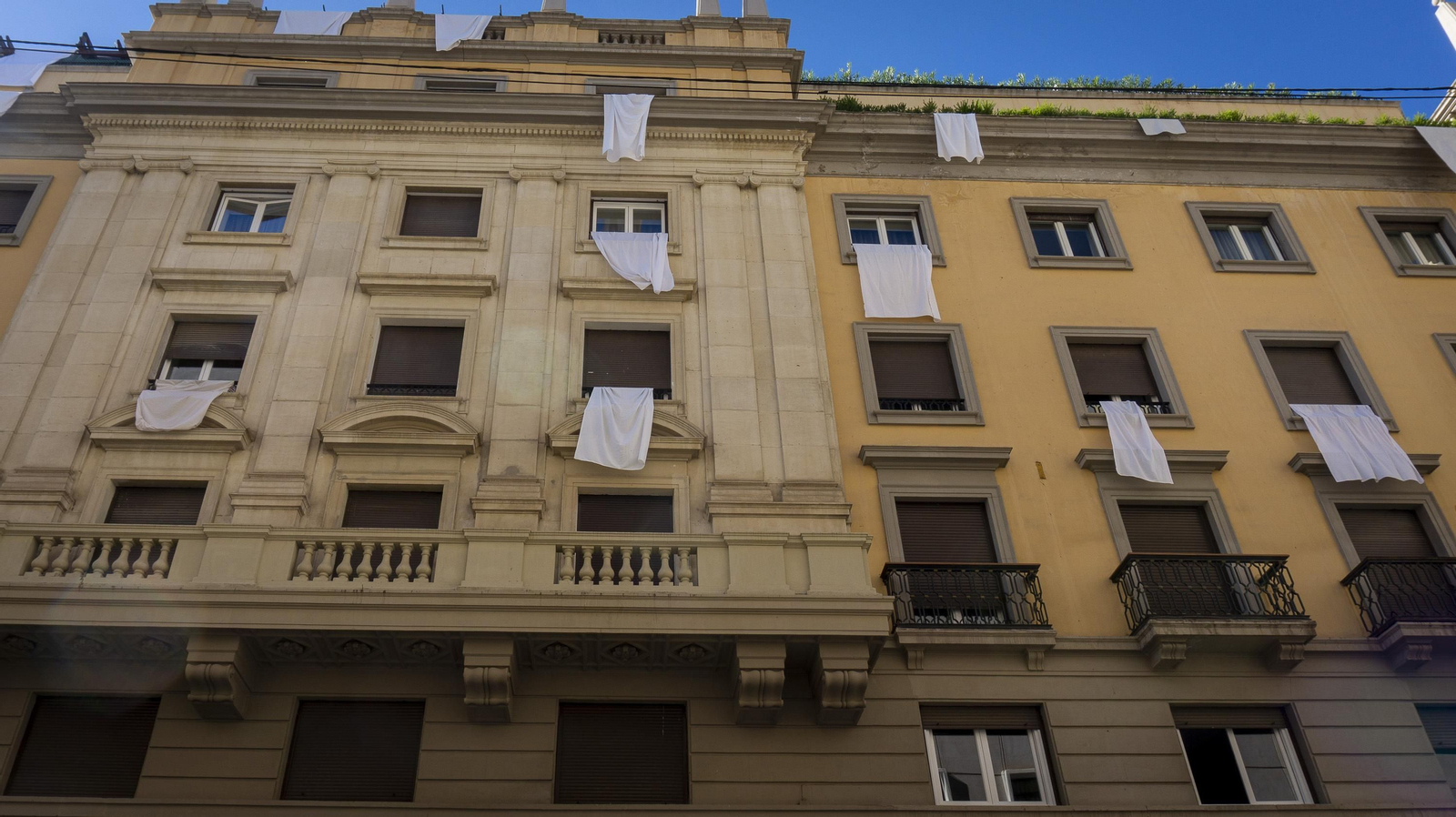 Fotos: Calle Ganivet de Granada vestida con sábanas blancas como protesta vecinal por los ruidos