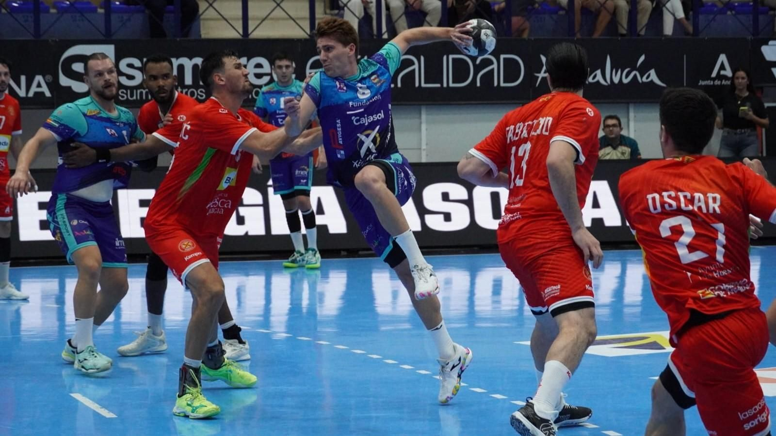 Paco Bernabéu, extremo del Ángel Ximénez, finaliza un ataque de su equipo en el partido ante el Bada Huesca.