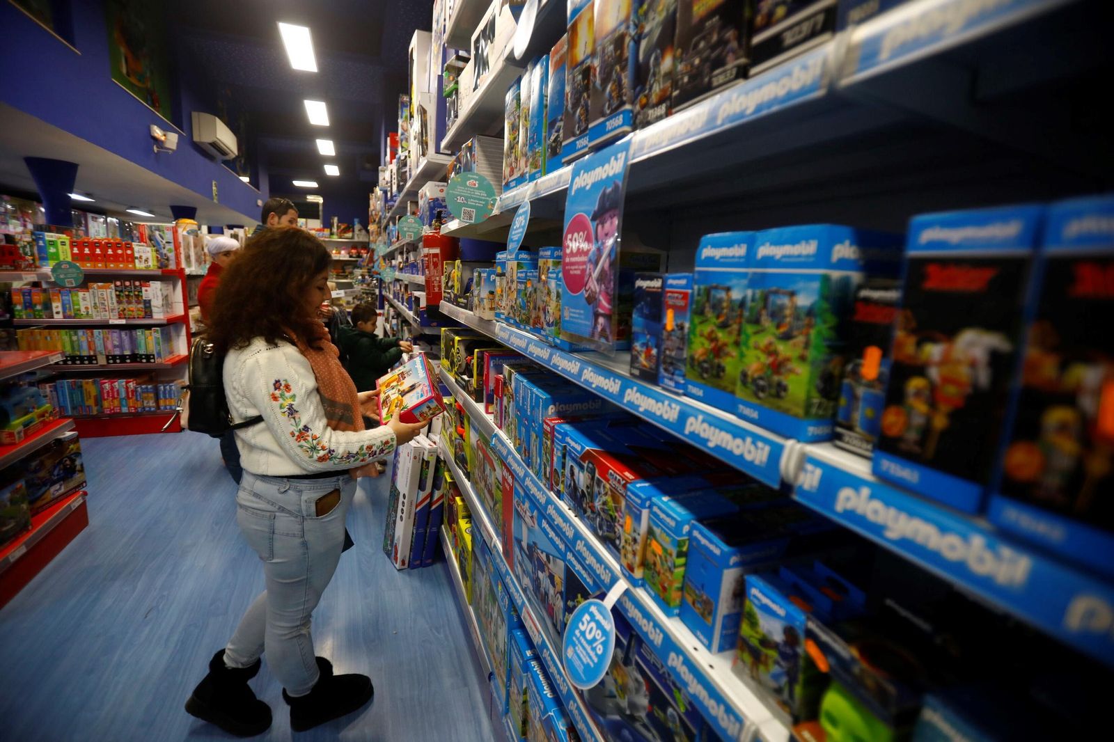 Una persona mira algunos juguetes en la tienda Juguettos de Córdoba