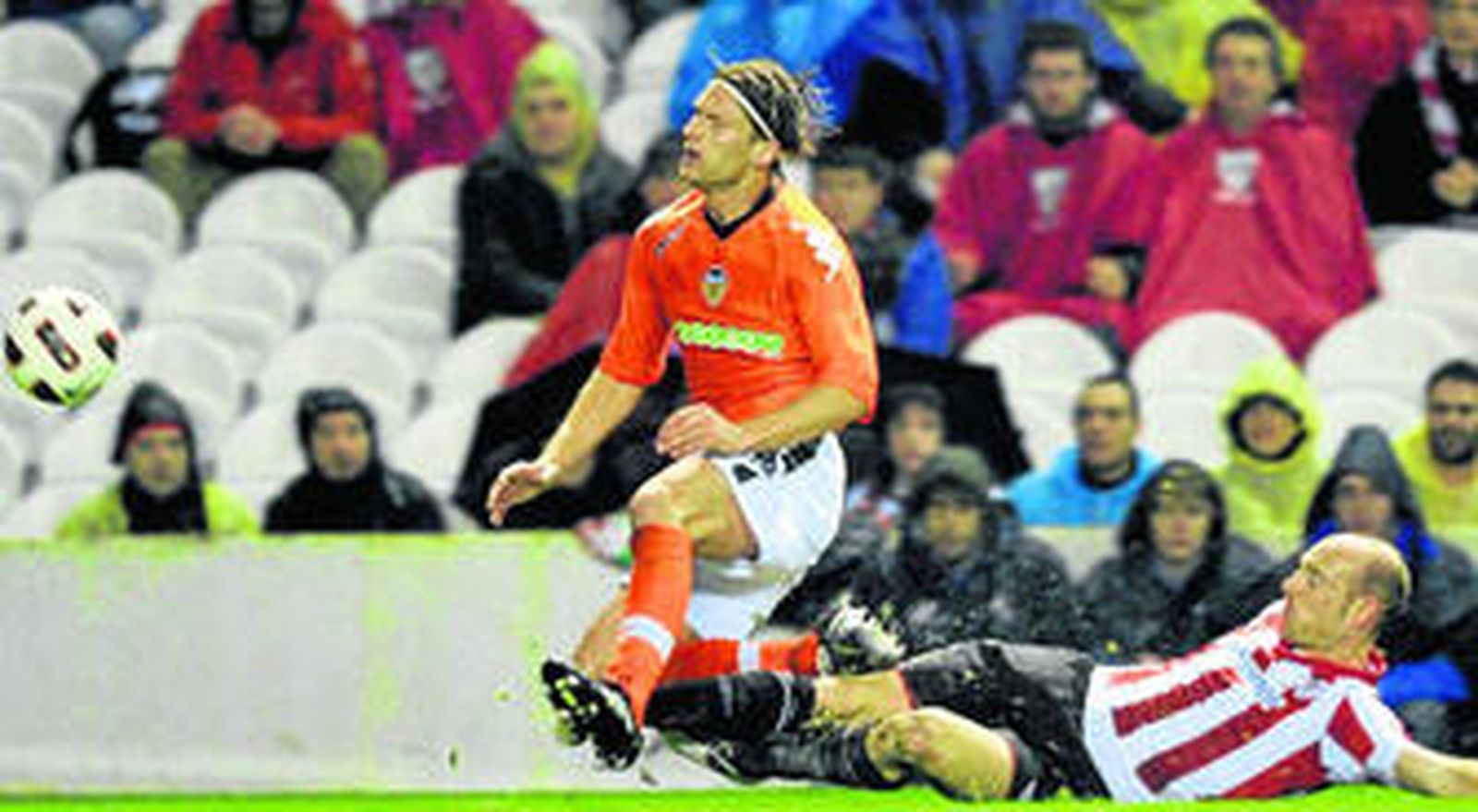 Stankevicius y Toquero pugnan por el balón durante el partido jugado anoche en San Mamés.