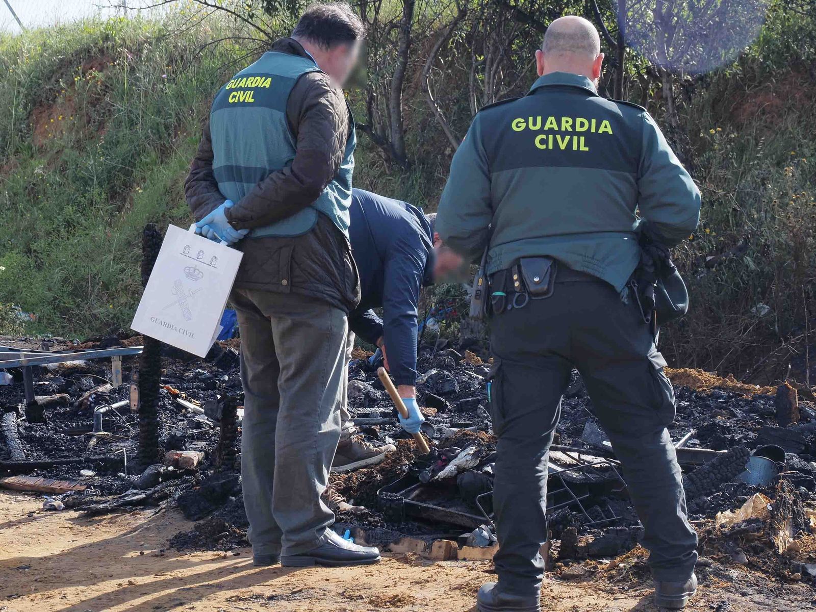 Imágenes del incendio que costó la vida a una persona en una chabola en Lepe