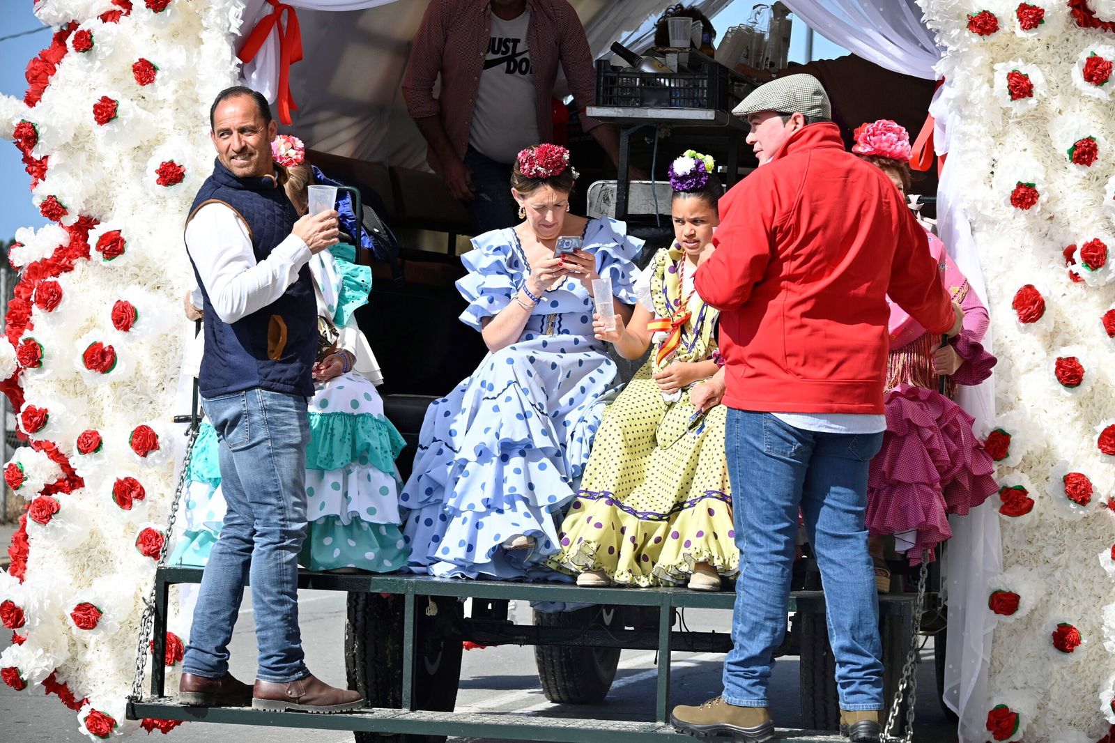 Imágenes de los peregrinos de la Hermandad de Emigrantes en su salida por las calles de Huelva