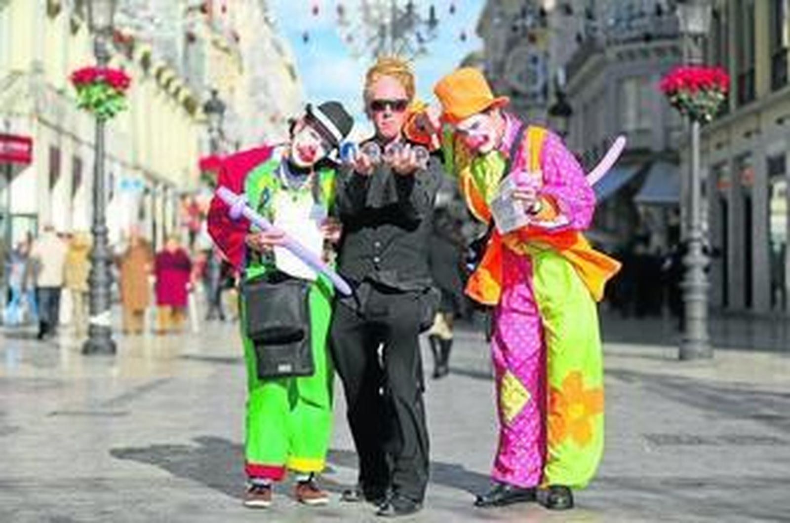 Marek Jakubowski, a la derecha, sostiene una solicitud de permiso para el Ayuntamiento.