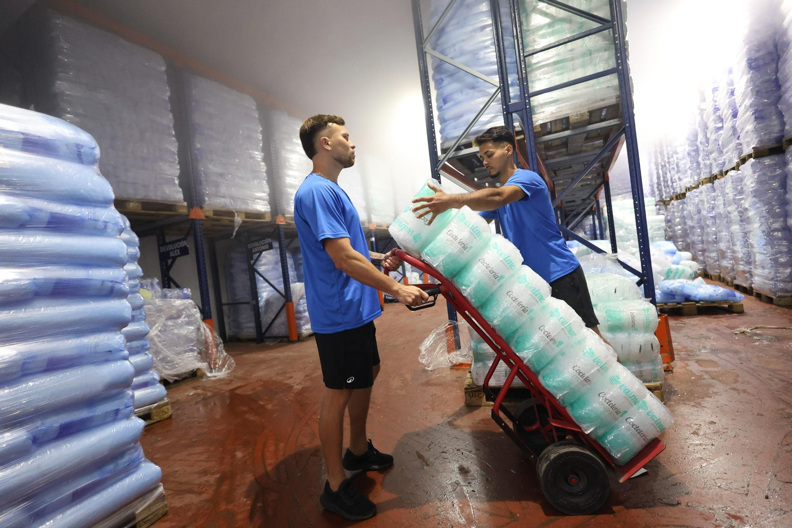 Operarios de Hielos Valmar cargando sacos en las instalaciones del polígono El Viso.