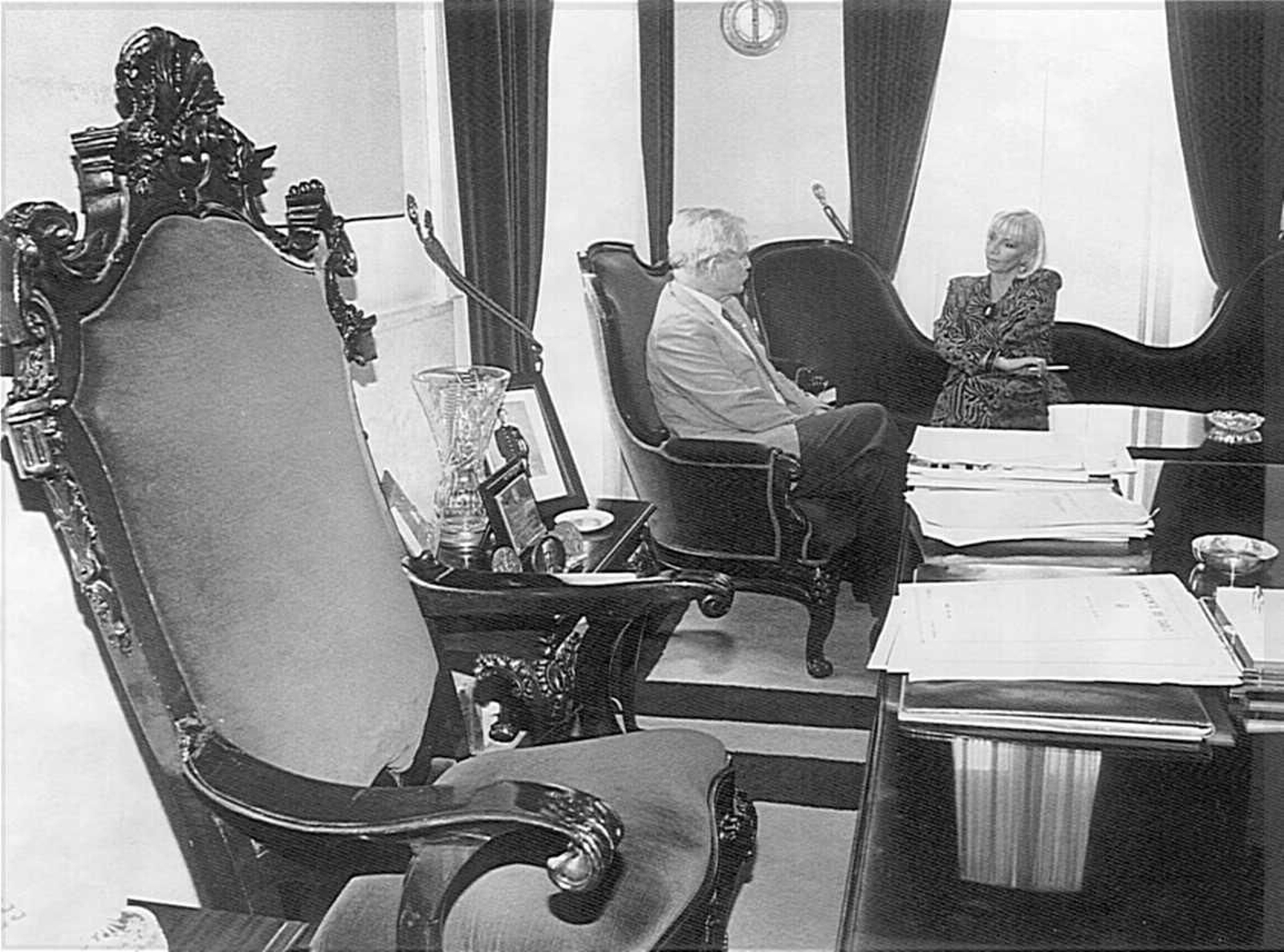 Carlos Díaz y Teófila Martínez conversan en la Alcaldía de Cádiz en el mes de junio de 1995, pocos días antes del histórico relevo al frente de la ciudad.
