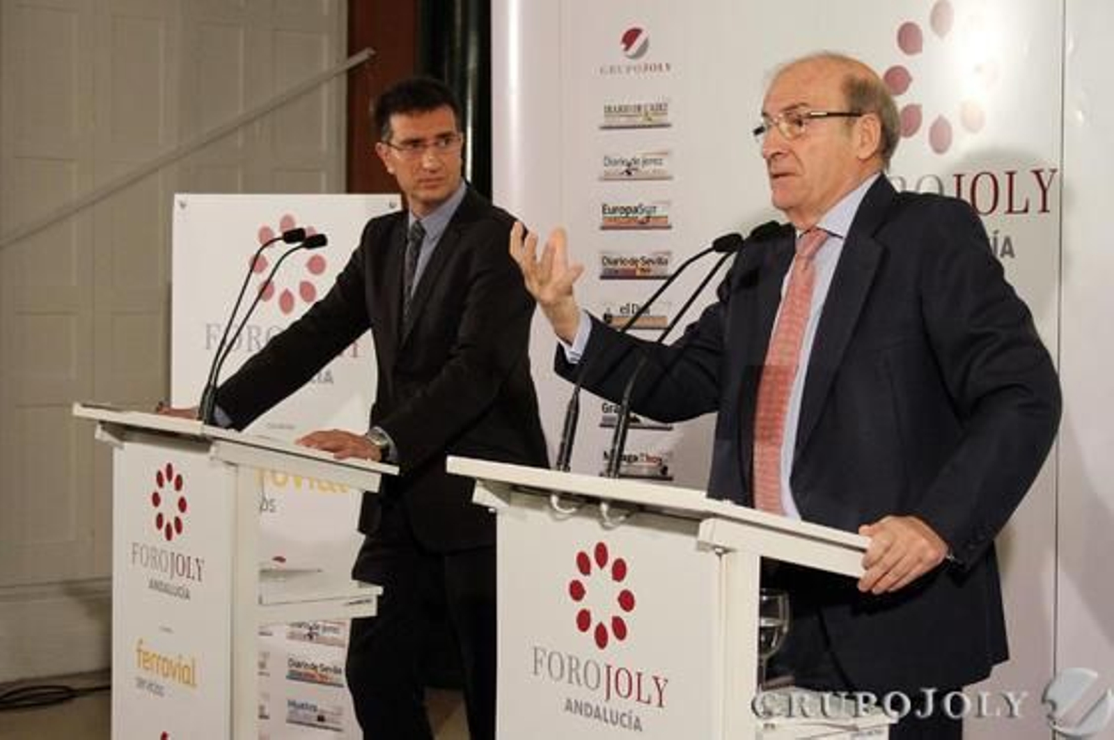 El director de 'Huelva Información', Javier Chaparro, junto al alcalde de Huelva, Pedro Rodríguez, ayer, en el Foro Joly celebrado en la Casa Colón.  Foto: Alberto Domínguez.