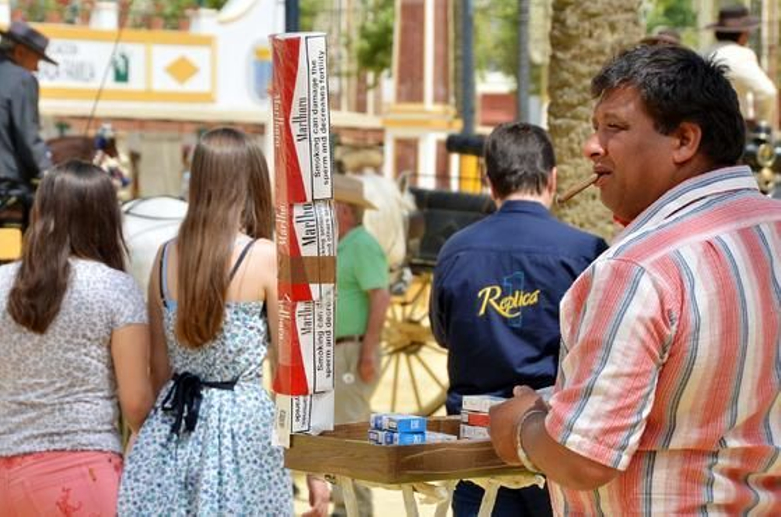 A la venta. Un vendedor ambulante de tabaco en el Real.

Foto: Manuel Aranda