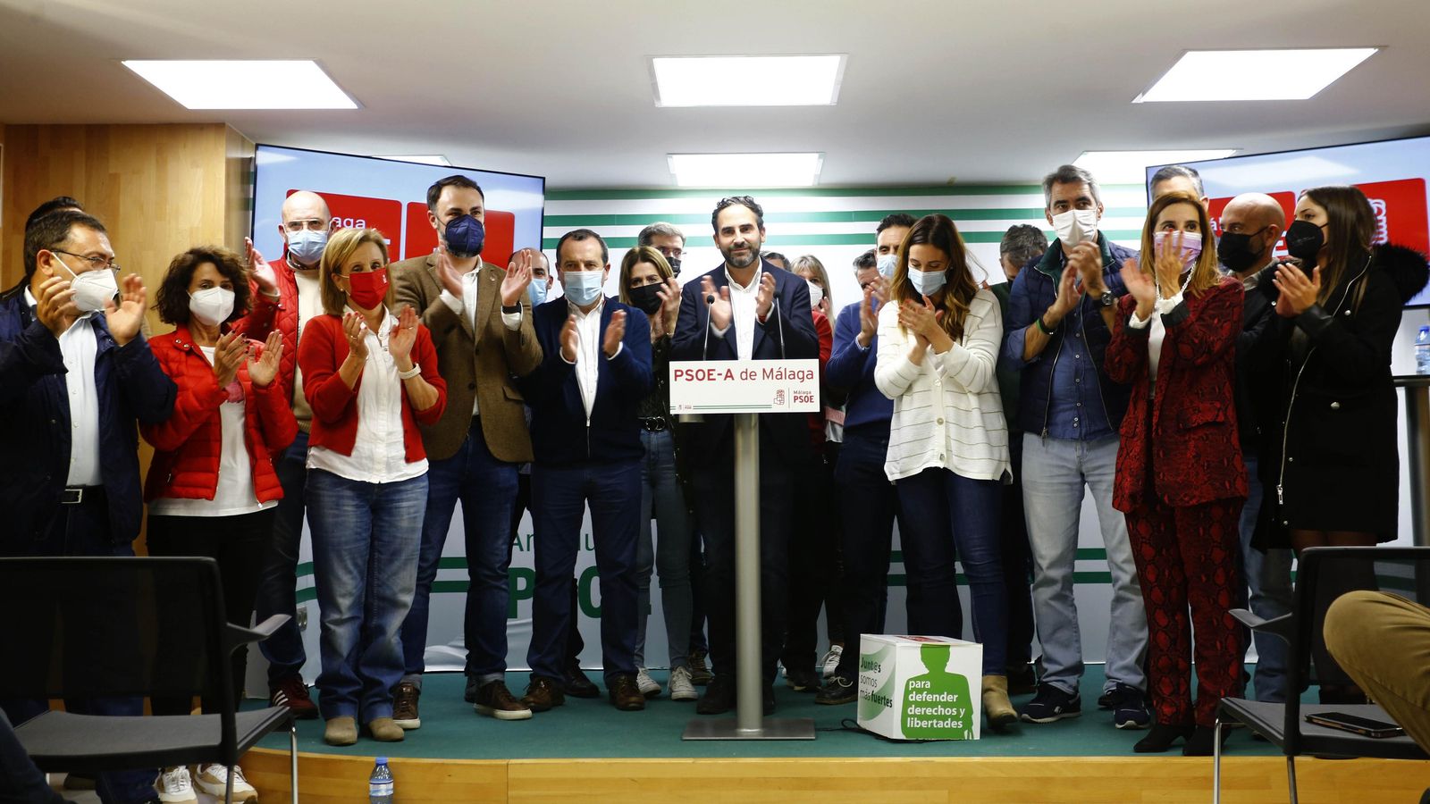 Daniel Pérez, nuevo secretario general del PSOE Málaga, arropado por sus compañeros. Daniel Pérez, nuevo secretario general del PSOE Málaga, arropado por sus compañeros.