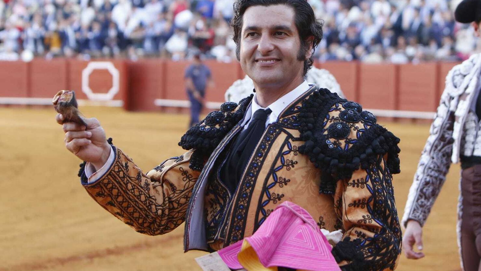 Morante luce la oreja que le ha cortado al cuarto toro de la corrida del 10 de mayo.